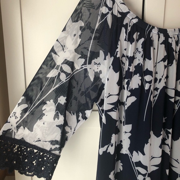 3/$20 CLEO Petite Blouse, Doesn’t Fit Like Petite - Picture 8 of 11